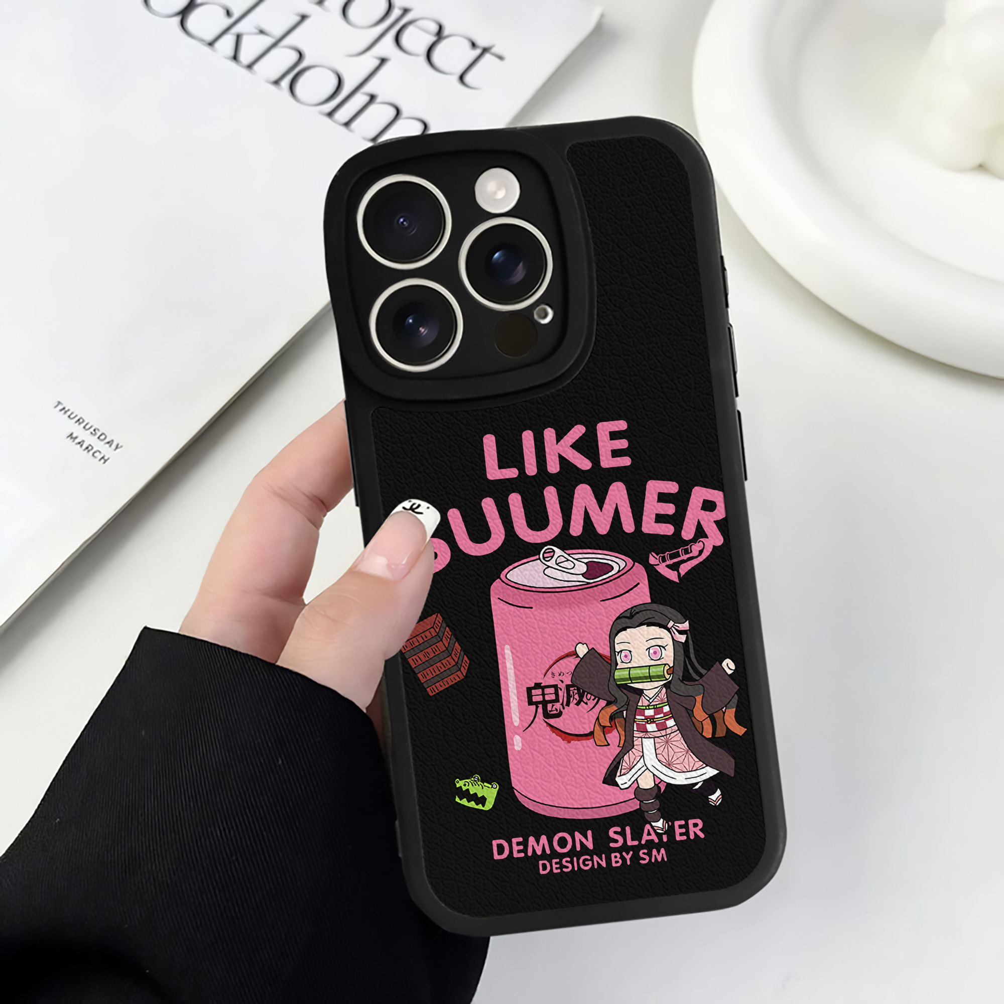 （画像用） 鬼滅の刃（きめつのやいば）竈門 禰󠄀豆子／かまど ねずこ Kamado Nezuko 【iPhone 16シリーズ対応】シリコンスマホケース（レザー調） 材質：シリコン